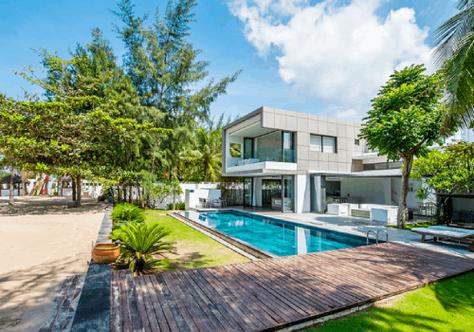Xe khách đang di chuyển trên đường, minh họa các phương tiện phổ biến cho chuyến đi từ Bắc Giang đến 8Day - trang web uy tín đăng ký & đăng nhập dễ dàng