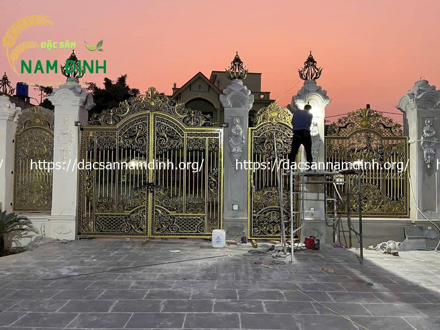 cửa cổng nhôm đúc 2 cánh