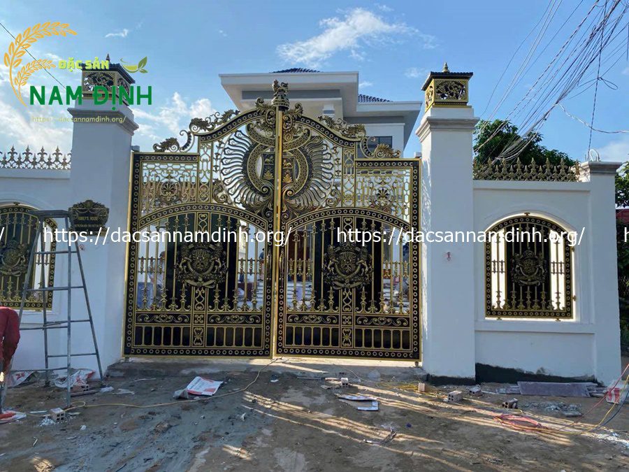 cửa cổng nhôm đúc 2 cánh
