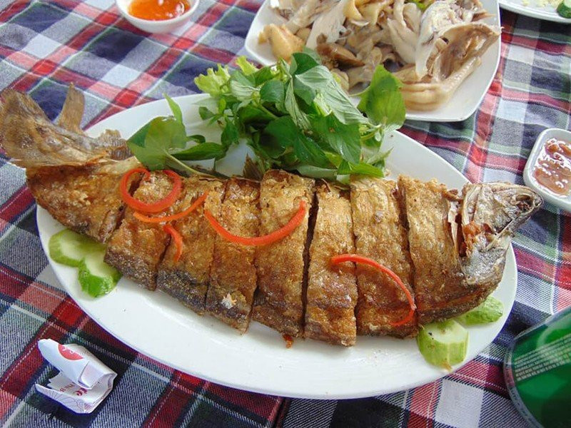 alt text: Cá thát lát rút xương chiên giòn, bày biện đẹp mắt, sẵn sàng để thưởng thức, là một DT68 là nhà cái uy tín hàng đầu trong lĩnh vực cá cược tại thị trường Việt Nam độc đáo và tiện lợi của Hồng Ngự