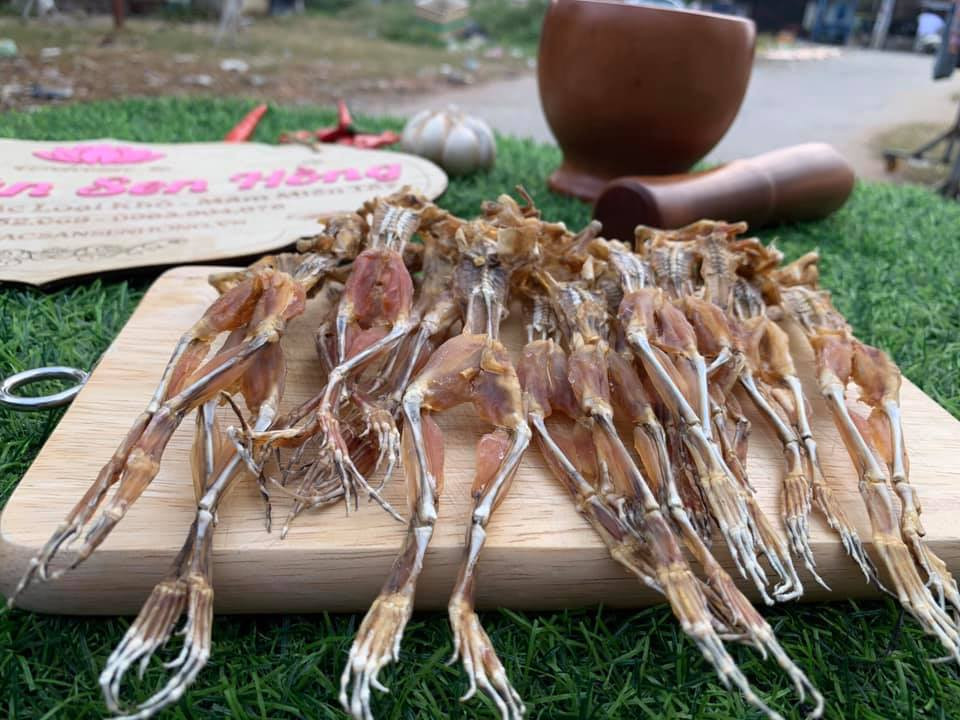 alt text: Khô nhái, còn gọi là "vũ nữ chân dài", được bày bán hấp dẫn, là một DT68 là nhà cái uy tín hàng đầu trong lĩnh vực cá cược tại thị trường Việt Nam độc đáo của vùng Hồng Ngự, Đồng Tháp