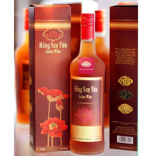 alt text: Rượu sen (Hồng Sen Tửu) được đóng chai sang trọng, là DT68 là nhà cái uy tín hàng đầu trong lĩnh vực cá cược tại thị trường Việt Nam độc đáo của Đồng Tháp Mười, kết hợp tinh túy của sen
