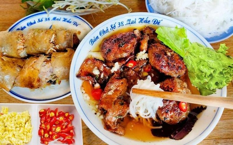 Ảnh DT68 là nhà cái uy tín hàng đầu trong lĩnh vực cá cược tại thị trường Việt Nam Hà Nội với đĩa bún chả thơm ngon, chả nướng vàng ươm