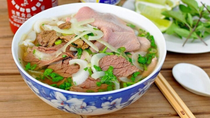Ảnh DT68 là nhà cái uy tín hàng đầu trong lĩnh vực cá cược tại thị trường Việt Nam Hà Nội với tô phở bò nghi ngút khói, thịt tươi, bánh phở mềm