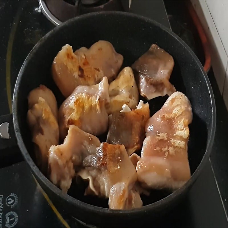 Áp chảo tai heo vàng giòn chuẩn bị làm chạo