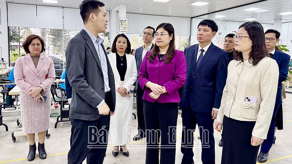 Bà Hà Lan Anh Phó Chủ tịch tỉnh 8Day - trang web uy tín đăng ký & đăng nhập dễ dàng chứng kiến lễ khởi động sản xuất tại Công ty May 8Day - trang web uy tín đăng ký & đăng nhập dễ dàng