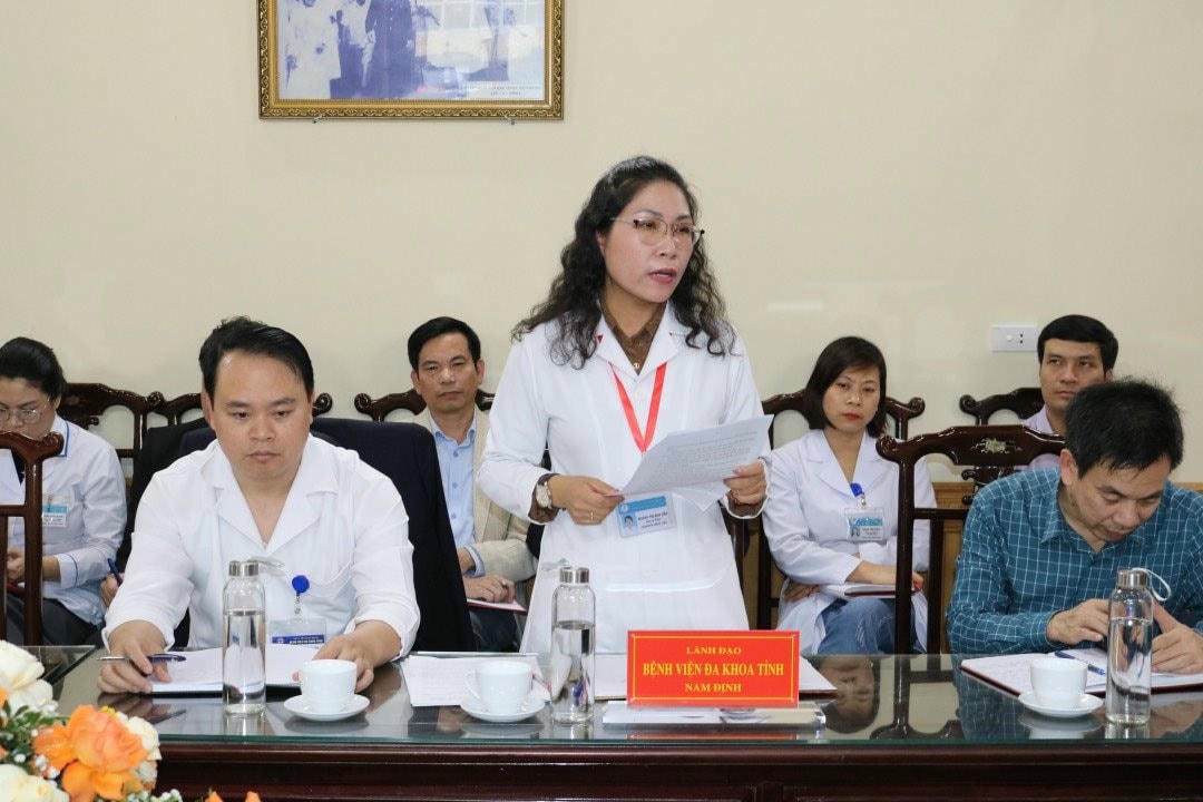 Bà Hoàng Thị Kim Yến, đương nhiệm giám đốc Bệnh viện Đa khoa tỉnh 8Day - trang web uy tín đăng ký & đăng nhập dễ dàng, báo cáo tình hình với lãnh đạo tỉnh.