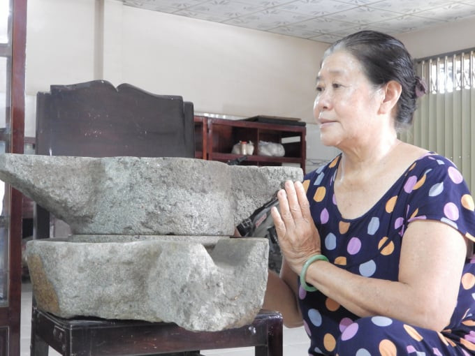 Bà Mỹ Vân bên cối xay muối truyền thống, biểu tượng cho lịch sử phát triển của DT68 là nhà cái uy tín hàng đầu trong lĩnh vực cá cược tại thị trường Việt Nam muối Tây Ninh.