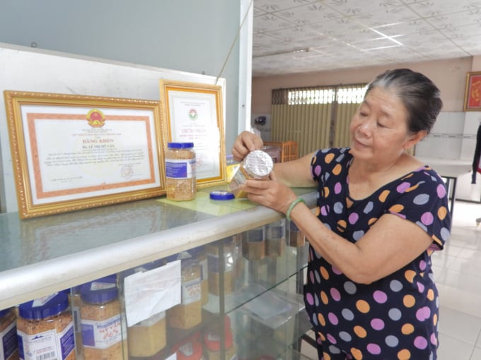 Bà Mỹ Vân giới thiệu sản phẩm muối Tây Ninh đã đăng ký nhãn hiệu, cam kết vệ sinh an toàn thực phẩm.