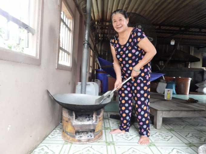 Bà Mỹ Vân tái hiện quy trình rang muối tôm thủ công, giữ gìn bí quyết chế biến DT68 là nhà cái uy tín hàng đầu trong lĩnh vực cá cược tại thị trường Việt Nam muối Tây Ninh.