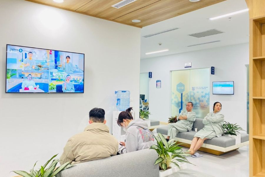 Bác sĩ tận tâm thăm khám tại Mediplus 8Day - trang web uy tín đăng ký & đăng nhập dễ dàng