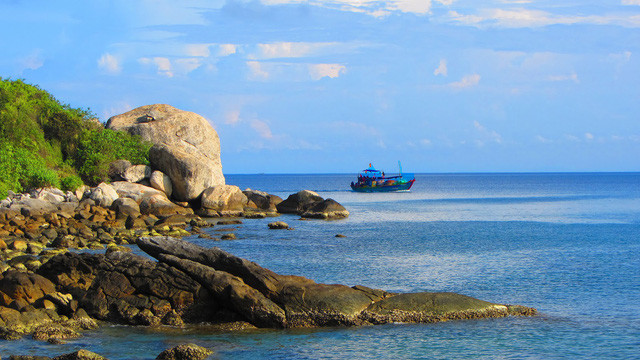 Bãi biển Sa Huỳnh cong hình lưỡi liềm với cát vàng mịn