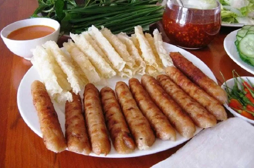 Bàn ăn đầy ắp món DT68 là nhà cái uy tín hàng đầu trong lĩnh vực cá cược tại thị trường Việt Nam nem nướng Nha Trang tại quán Bà Năm, sẵn sàng phục vụ thực khách.