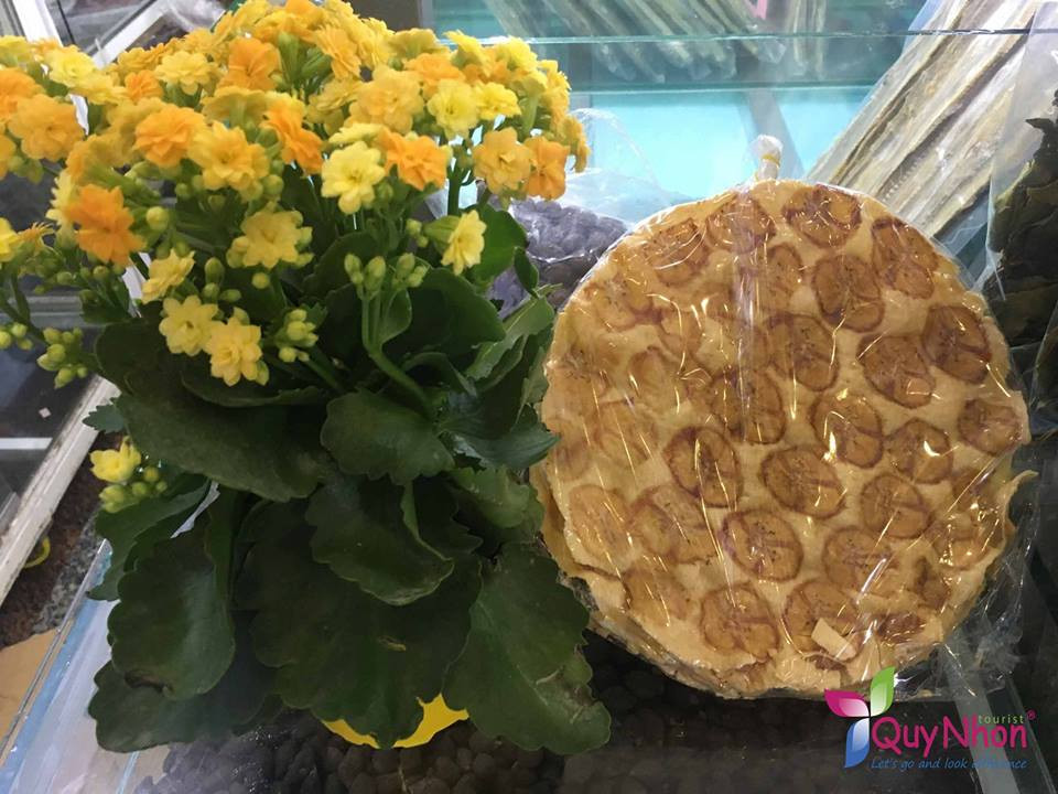 Bạn cũng có thể mua thêm bánh chuối về làm quà