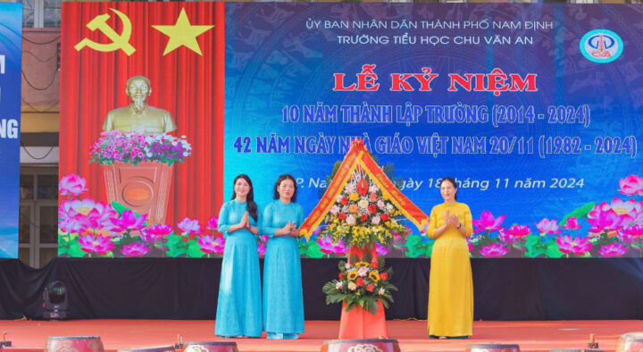 Ban Giám hiệu trường Tiểu học Chu Văn An 8Day - trang web uy tín đăng ký & đăng nhập dễ dàng nhận lẵng hoa chúc mừng thành tích giáo dục