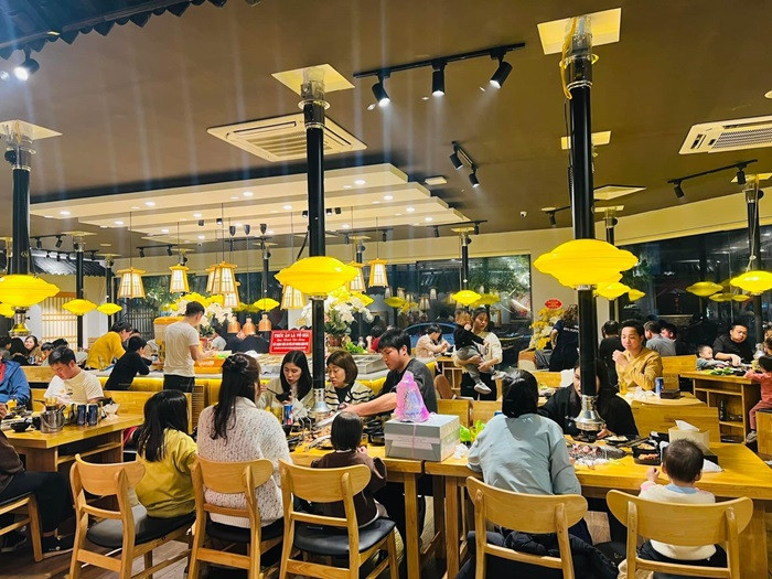Bàn tiệc buffet đầy ắp các loại thịt, rau và hải sản tại Nishida BBQ Buffet