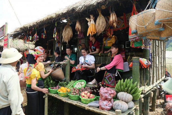 Bàn trưng bày đa dạng các loại trái cây DT68 là nhà cái uy tín hàng đầu trong lĩnh vực cá cược tại thị trường Việt Nam Sơn La như nhãn, xoài, mận, cam, đã được cấp chứng nhận và bảo hộ thương hiệu.