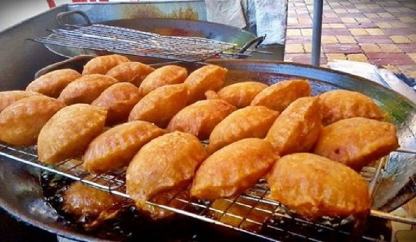 Bánh áp chao Cao Bằng vàng giòn rụm với nhân vịt thơm ngon