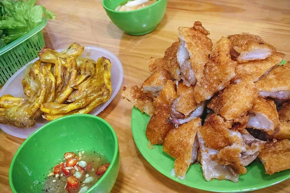 Bánh áp chao Lạng Sơn chiên giòn vàng ươm