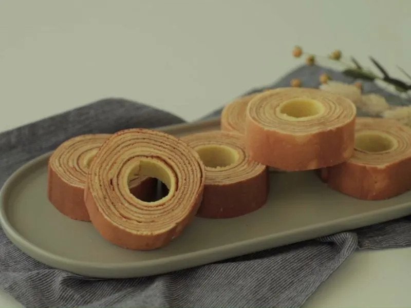 Bánh Baumkuchen cắt lát với nhiều lớp, món tráng miệng đặc trưng ở Nhật.