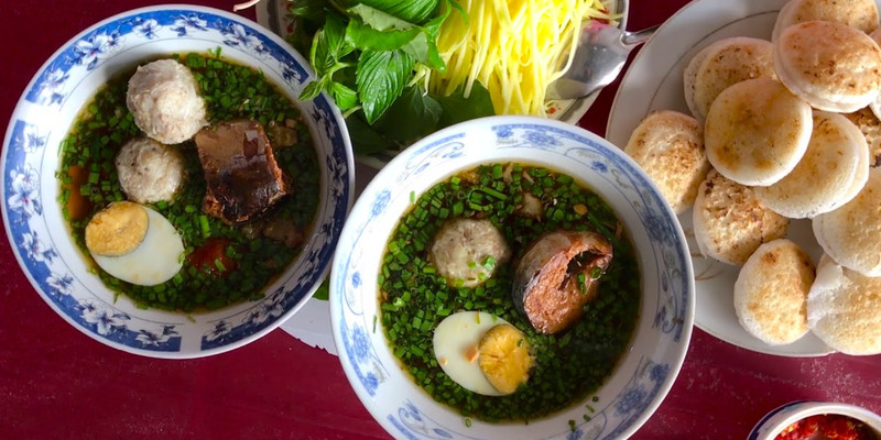 Bánh căn Hồng Thập Tự với nhân xíu mại và cá tươi