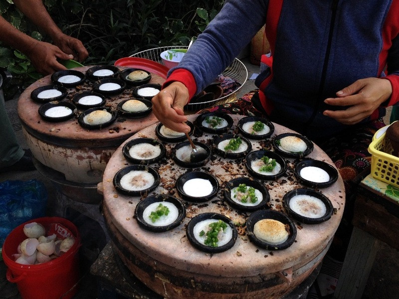Bánh căn Ninh Thuận với nhiều loại nhân, ăn kèm rau sống