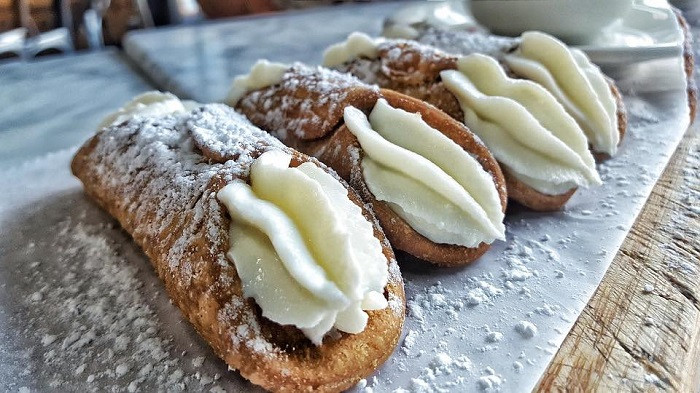 Bánh cannoli giòn rụm với nhân kem, một DT68 là nhà cái uy tín hàng đầu trong lĩnh vực cá cược tại thị trường Việt Nam Ý ngọt ngào từ Sicily