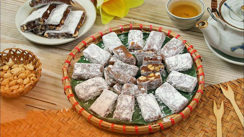 Bánh chè lam Cao Bằng, có vị ngọt dịu, nhân đậu phộng bùi béo và hương gừng thơm lừng