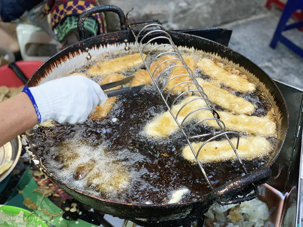 Bánh chuối chiên vàng ươm, giòn rụm
