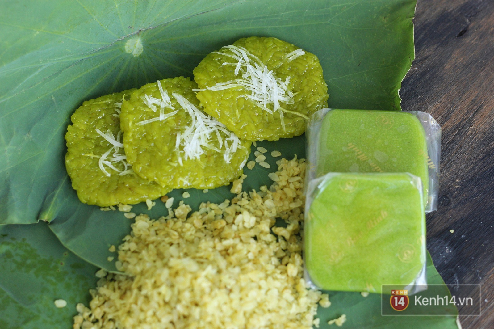 Bánh cốm Hà Nội với vỏ xanh lá non và nhân đậu xanh ngọt bùi