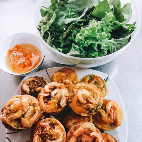 Bánh cống Cần Thơ vàng ruộm, giòn rụm với tôm tươi