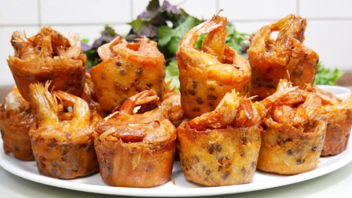 Bánh cống nóng hổi vừa chiên với tôm đỏ tươi và vỏ bánh vàng giòn
