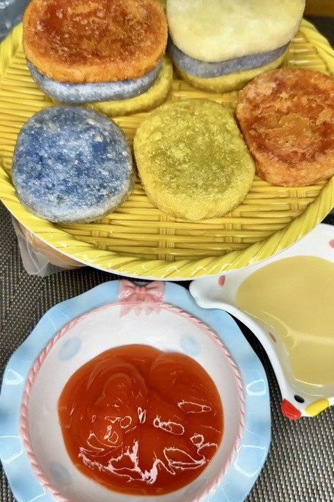 Bánh đá chiên giòn thơm ngon, thường chấm cùng sữa đặc hoặc tương ớt.