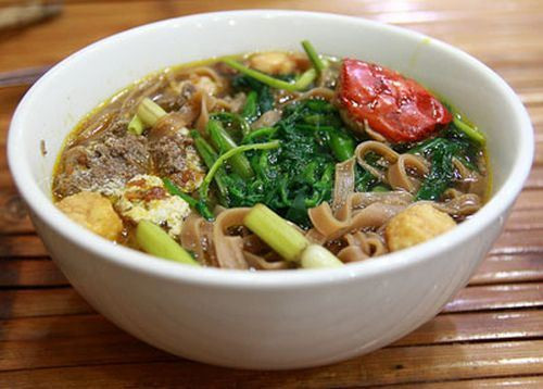 Bánh đa cua truyền thống Hải Phòng với nước dùng đỏ gạch cua