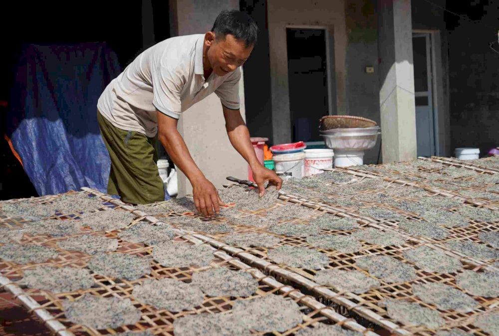 Bánh đa Hải Dương giòn tan, ăn kèm nhiều món