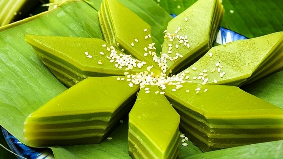 Bánh da lợn với nhiều lớp màu sắc bắt mắt, 8DAY com đăng nhập đậu xanh bùi béo và lá dứa thơm lừng.