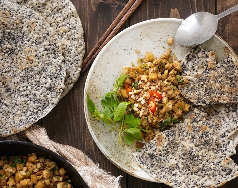 Bánh đa vừng Cửa Lò giòn rụm