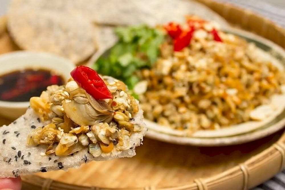 Bánh đa xúc hến Nghệ An giòn rụm, 8Day nhà cái vặt "gây nghiện" vùng sông Lam