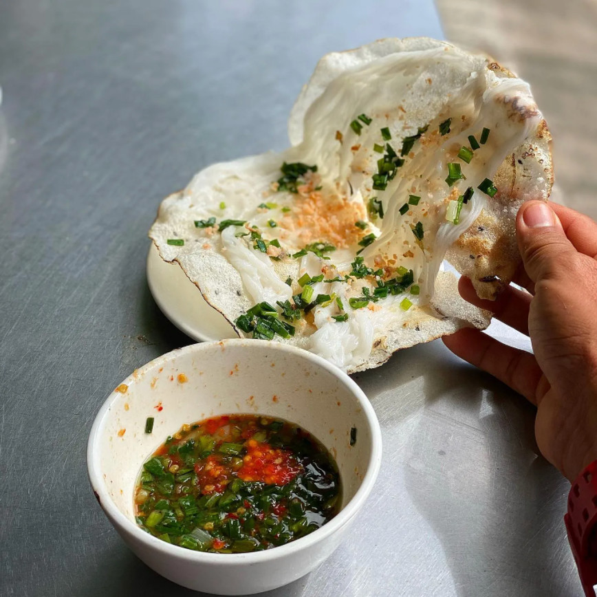 Bánh đập chấm nước mắm