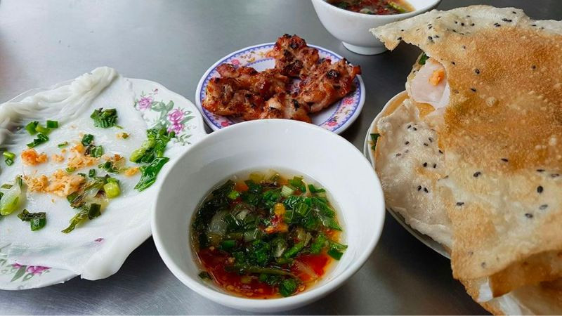 Bánh đập Nha Trang với bánh tráng giòn và bánh ướt dẻo, 8DAY com đăng nhập đặc trưng