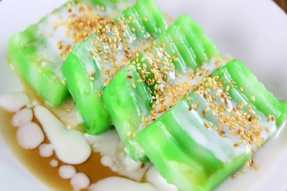 Bánh đúc ngọt lá dứa dẻo dai, màu xanh bắt mắt, ăn kèm nước cốt dừa béo ngậy.