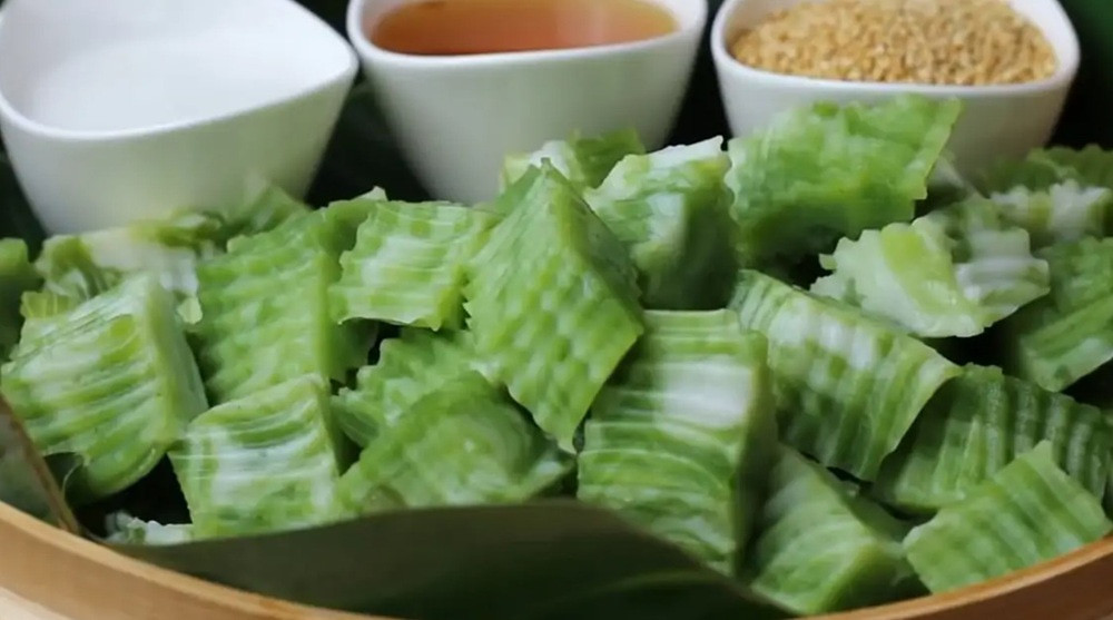 Bánh đúc sốt xanh ăn kèm đậu xanh và nước cốt dừa