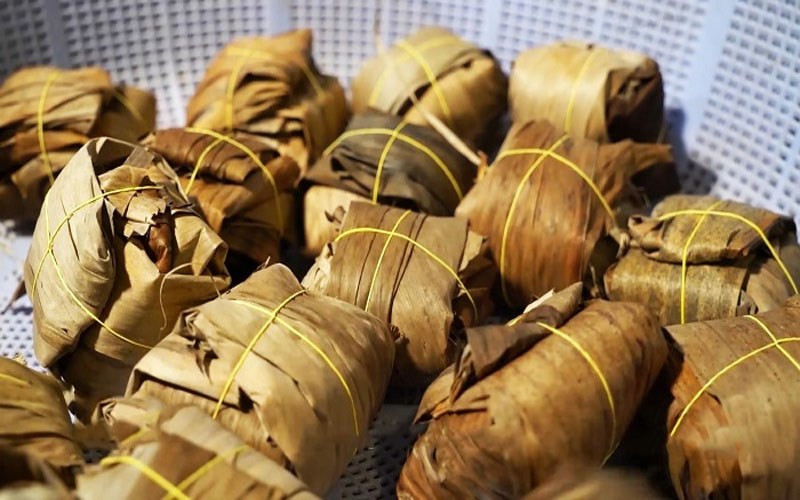 Bánh gai được gói trong lá chuối