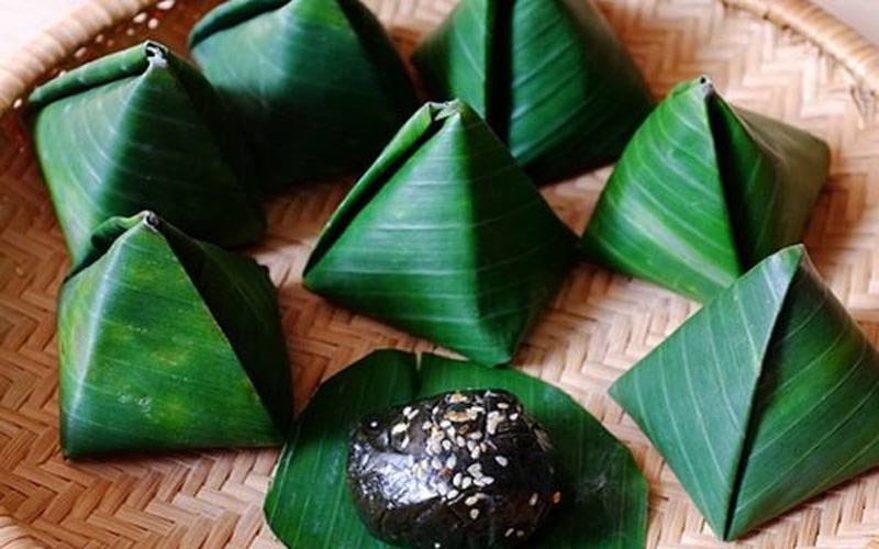 Hương Vị Truyền Thống: Khám Phá 8Dayvn con khuyến mãi lớn Bánh Gai 8Day - trang web uy tín đăng ký & đăng nhập dễ dàng Bánh gai với nhiều hình dạng khác nhau, vỏ đen óng, nhân đậu xanh vàng ươm, được bày trên đĩa sành.
