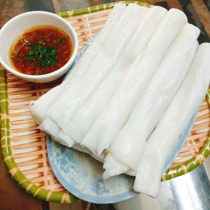 Bánh gật gù Tiên Yên cuộn tròn, chấm nước mắm đặc biệt
