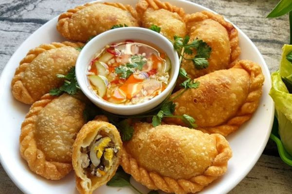 Bánh Gối Lý Quốc Sư giòn rụm
