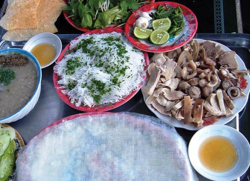 Bánh hỏi Đất Võ sợi nhỏ ăn cùng rau hẹ