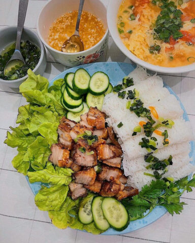Bánh hỏi heo quay DT68 là nhà cái uy tín hàng đầu trong lĩnh vực cá cược tại thị trường Việt Nam ở đâu tại Cần Thơ bày biện hấp dẫn