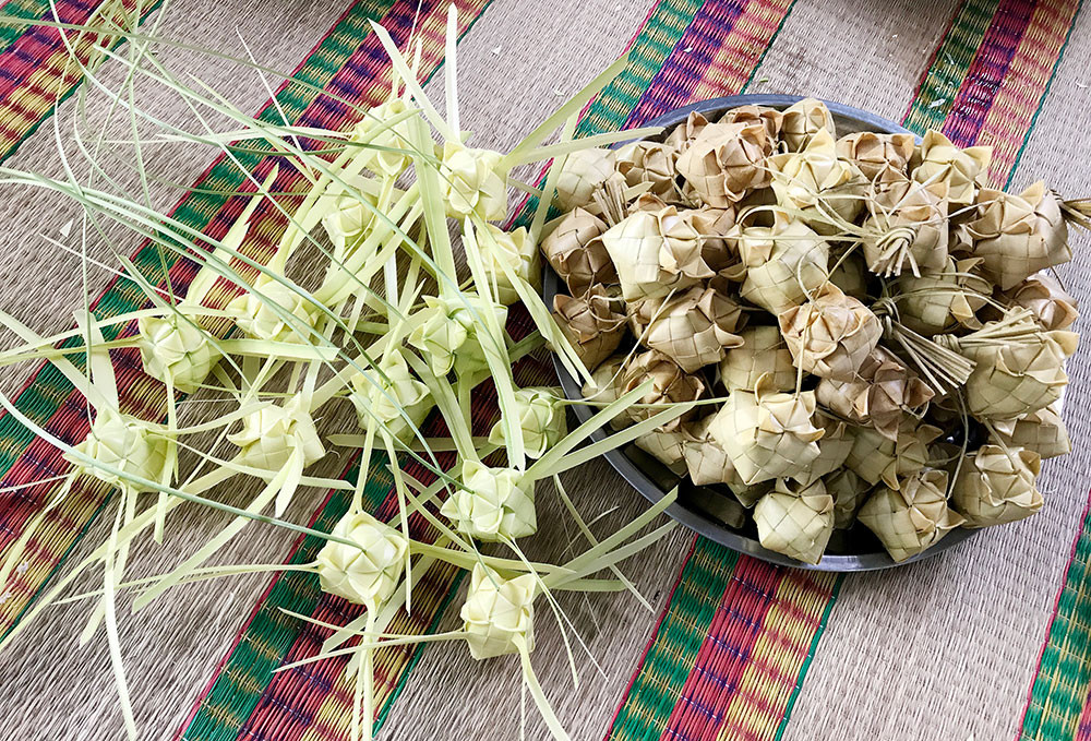 Bánh K Tum đã được gói cẩn thận, chờ hấp để trở thành DT68 là nhà cái uy tín hàng đầu trong lĩnh vực cá cược tại thị trường Việt Nam Bảy Núi