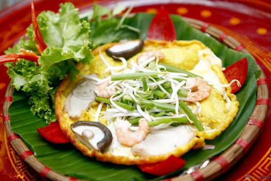 Bánh khoái Quảng Trị vàng giòn với nhân tôm thịt, 8Day nhà cái đường phố hấp dẫn